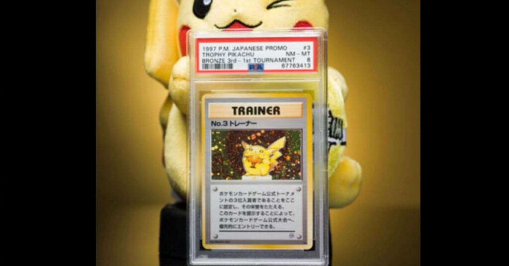 Carta Pokémon raffigurante Pikachu che tiene in mano un trofeo