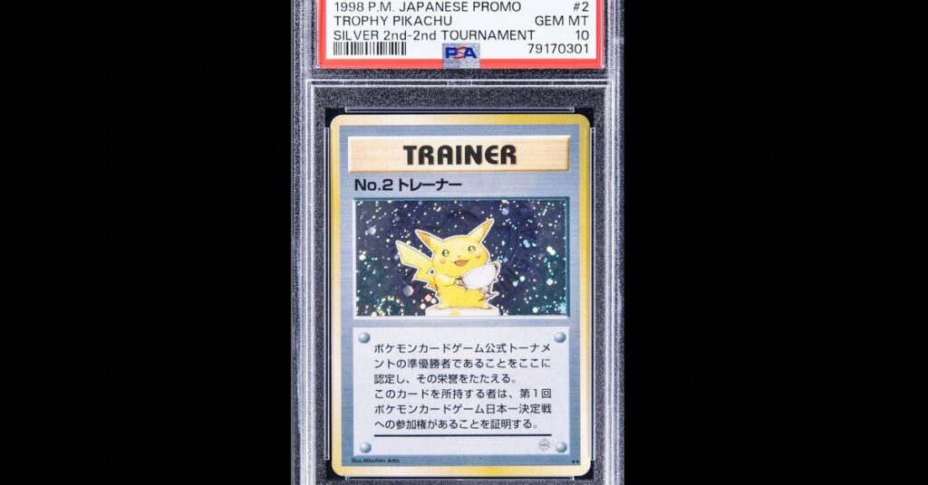 Carta Pokémon raffigurante Pikachu che tiene in mano un trofeo